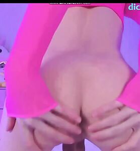 Sweeteaton teasing her ass 