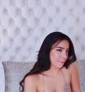IsaBrooks19 Webcam  Shows Her Incredible Body